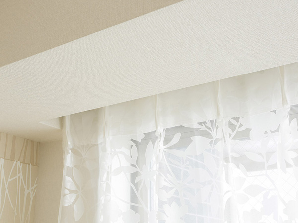 Interior.  [Curtain box] Curtain rail Des Table, The curtain box to be clean and contained the curtain was provided on the window of the living room. (Except for some)