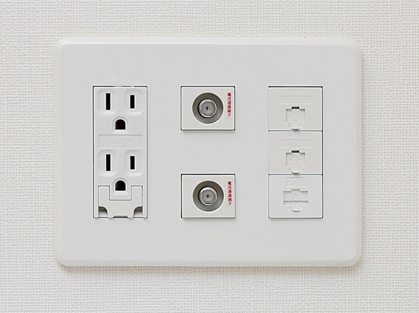 Other.  [Multi-media outlet] BS ・ CS110 ° broadcasting, Installing a cable TV-enabled multi-media outlet to all the living room. You can enjoy the feel of the Internet and television in all of the living room.  ※ Available separately in any subscription, Costs, such as equipment purchases and monthly usage fee, It will be borne by the customer.  ※ For more information, please contact the person in charge. (It was taken the model room H type in April 2013. Also, Some paid options and furniture ・ It is included furniture etc., It is not included in the sale price)