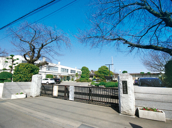 Surrounding environment. Ageo junior high school (a 20-minute walk, About 1560m)