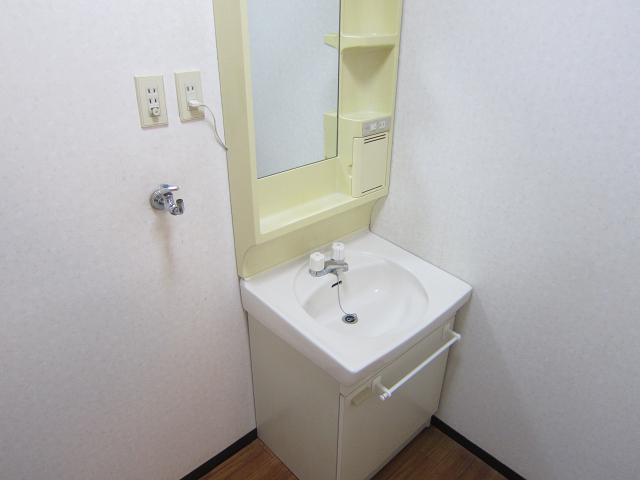 Washroom. Do you have put side by side two toothbrushes