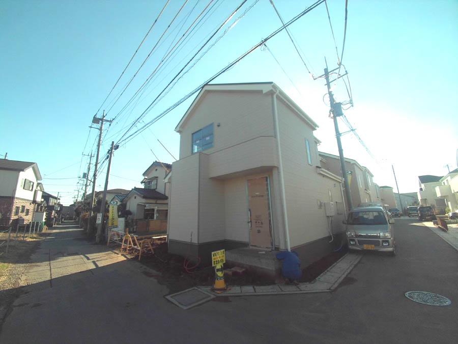 Local photos, including front road. We offer the same use the finished model house of this property. Please feel free to contact us.