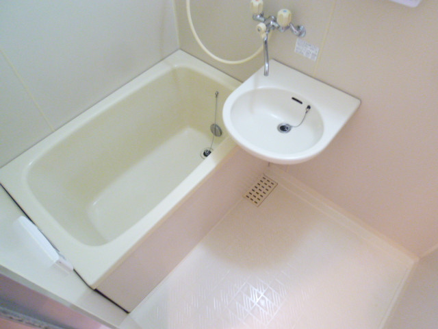 Bath. It is clean even Rakuchin at every one bus-in type