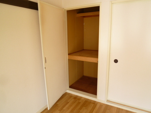 Receipt. Is convenient thing is put up every nook and corner in the type of storage closet! !