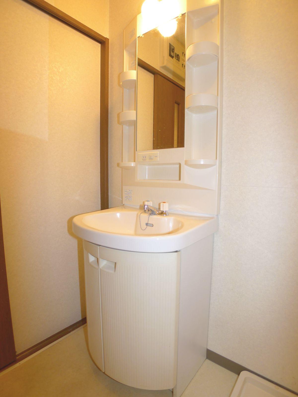 Washroom. Independent wash basin