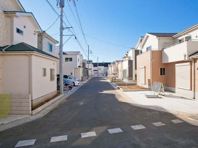 Local photos, including front road. Local (12 May 2012) shooting