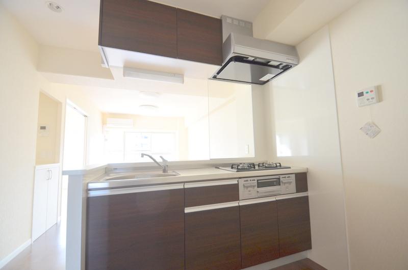 Kitchen. 2013 November system Kitchen, Stove burner, Range hood new exchange, Counter Tsu kitchen specification.
