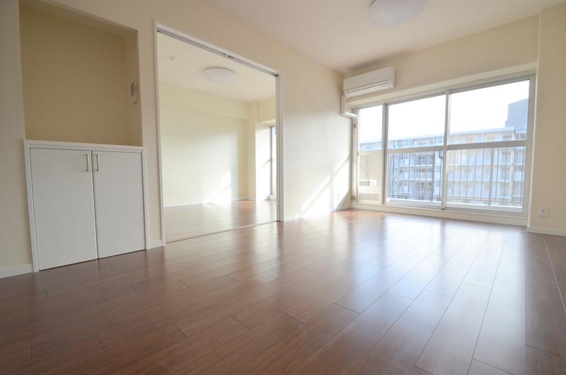 Living. 2013 November flooring, cross, Joinery, Receipt, Air conditioning new exchange already