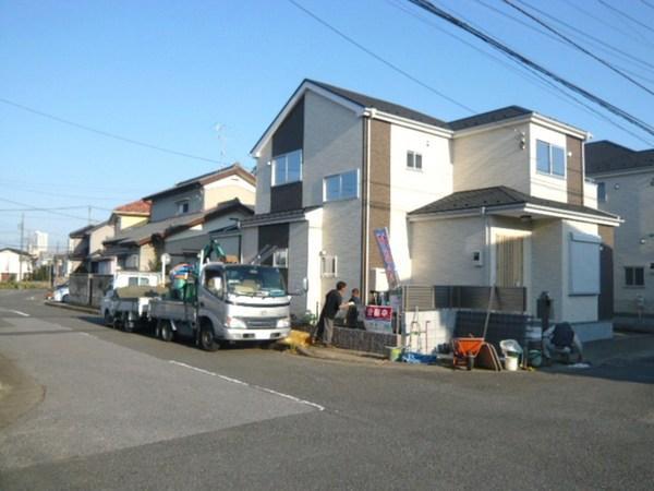 Local photos, including front road. Local (11 May 2013) Shooting