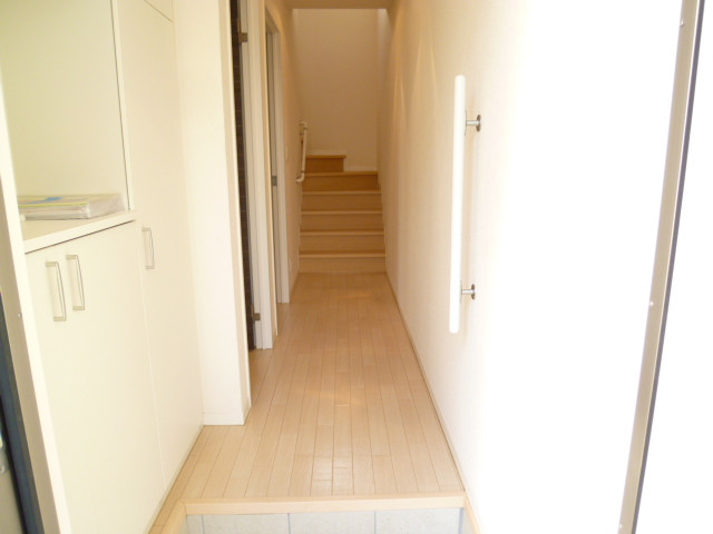 Entrance. Small children there is also handrail ・ Warm properties in the elderly.