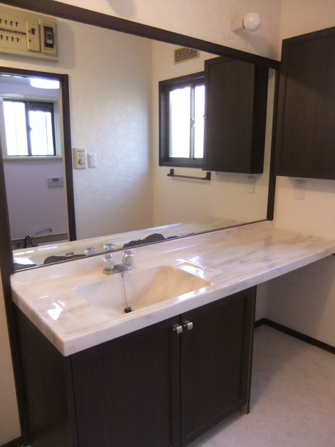 Washroom. Large washbasin