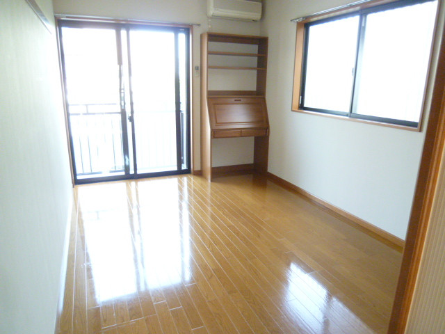 Living and room. Same property angle room reference photograph. In fact there is no window on the side.