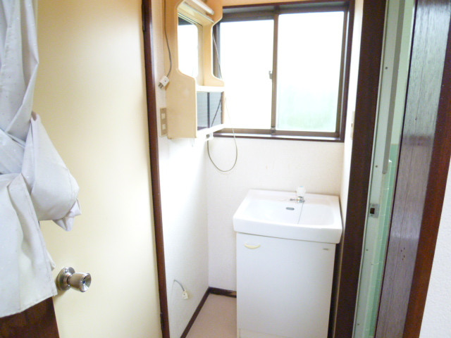 Washroom. The window also was ventilated if easy