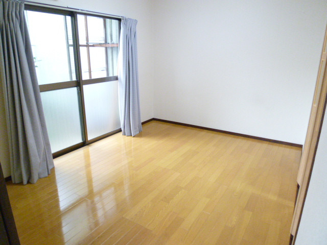 Living and room. As a living room on the south side Western-style is a family reunion