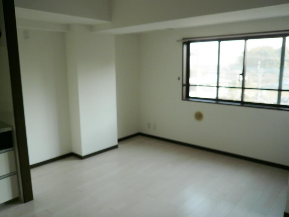 Living.  ☆ Southeast good per yang ☆ System kitchen and bathroom units of the new is attractive. It does not change with the new construction.  ☆ There is each room stored securely, Your whole family is also a big satisfaction.
