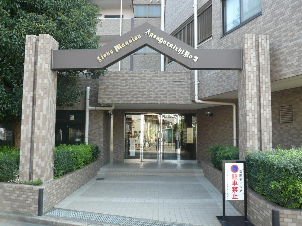 Entrance. Common areas