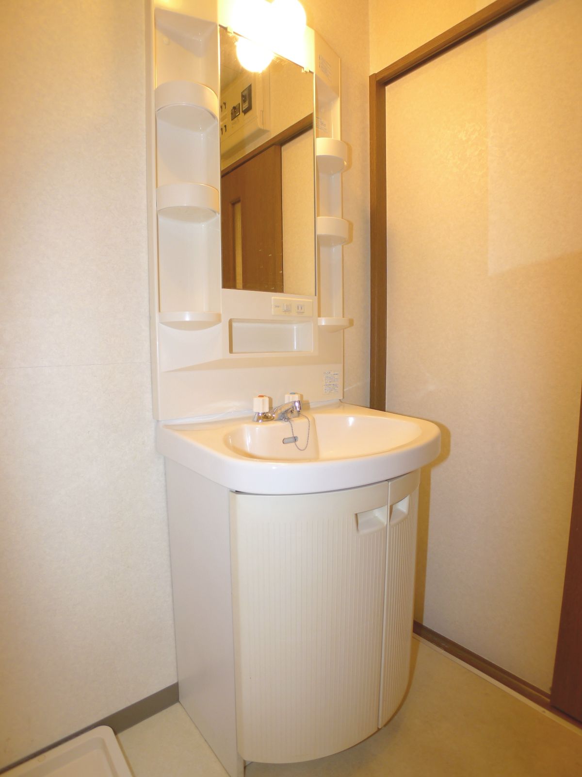 Washroom. Independent wash basin