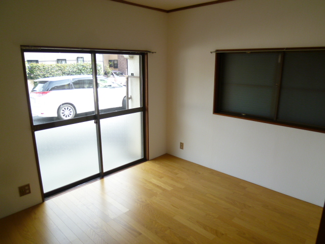 Other room space. E t window on the corner room is also most bright rooms!