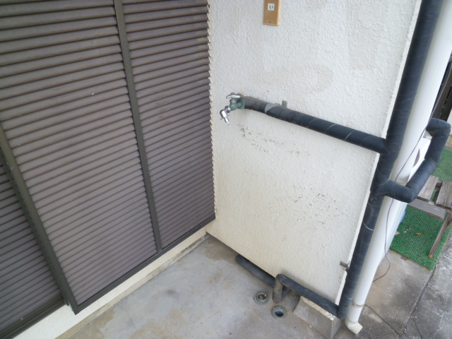 Other Equipment. Washing machine storage is outside but, It is hard to wet there is a roof!