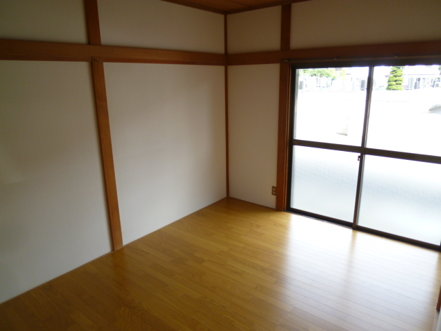 Living and room. Bright and airy at the south-facing room is also OK!