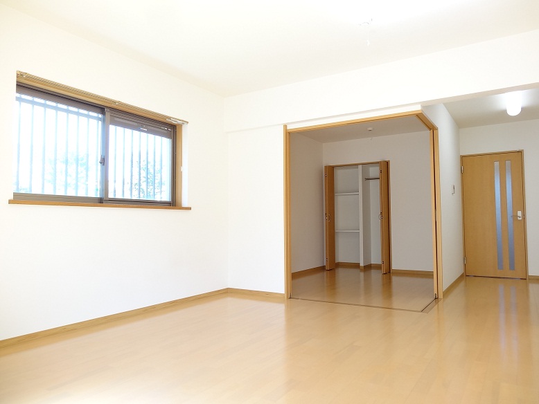 Living and room. It is a popular corner room!