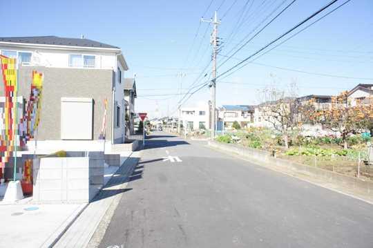 Local photos, including front road. Frontal road
