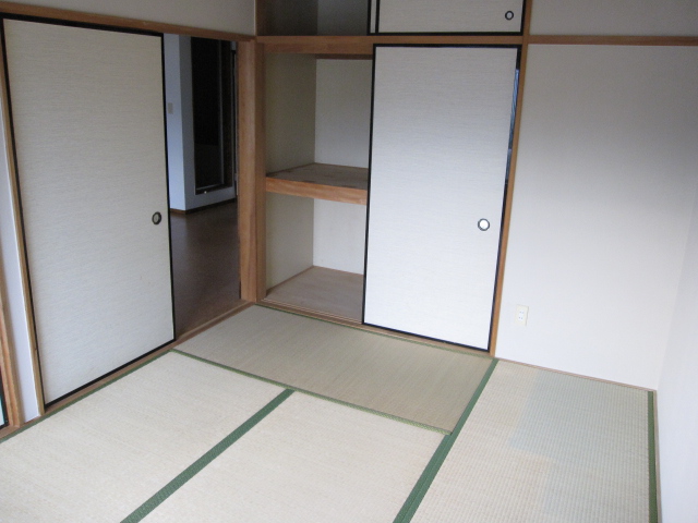 Receipt. Japanese-style rooms housed with upper closet