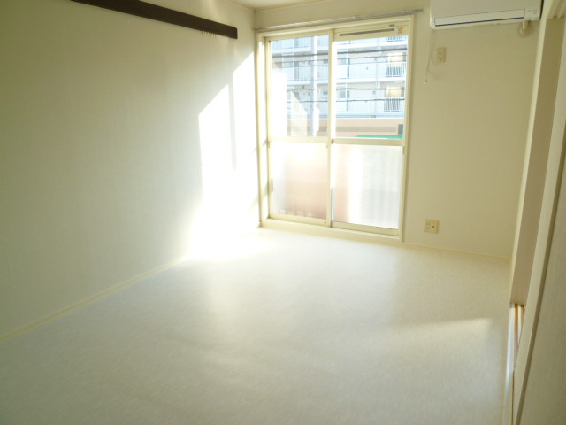 Living and room. Bright rooms at the corner room. It has a white tones!