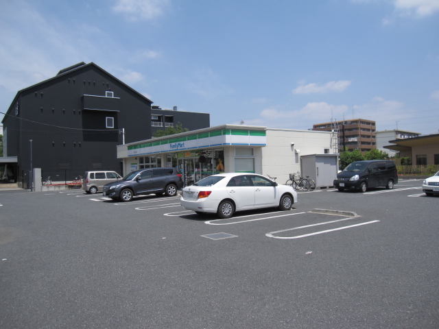 Convenience store. Family Mart (convenience store) to 200m