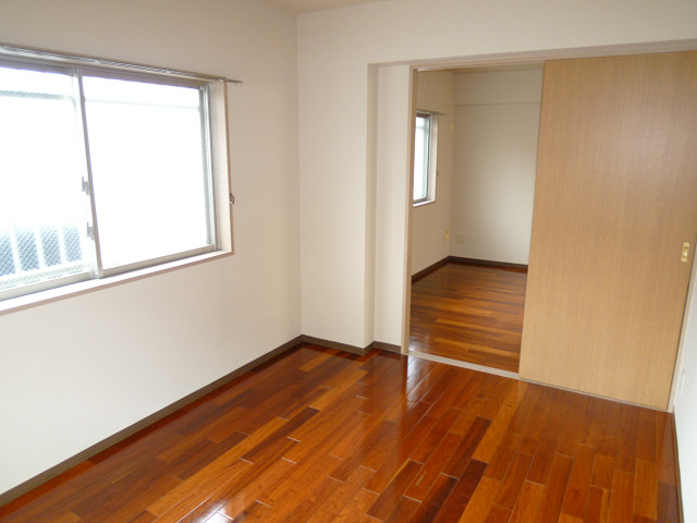 Other room space. Other image