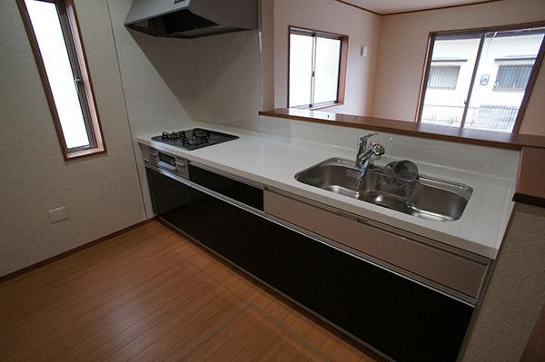 Kitchen. Face-to-face kitchen that can dishes while watching the children play in the living room Indoor (10 May 2013) Shooting 1 Building