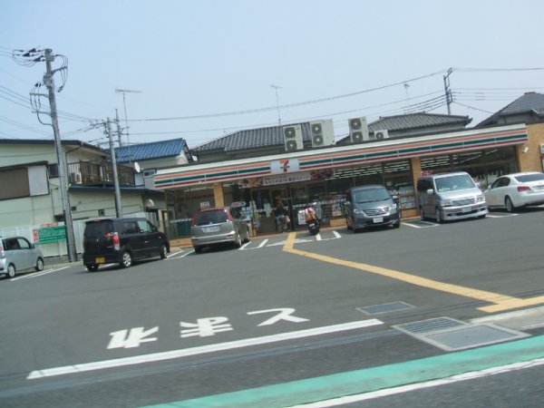 Convenience store. Seven-Eleven (convenience store) to 200m