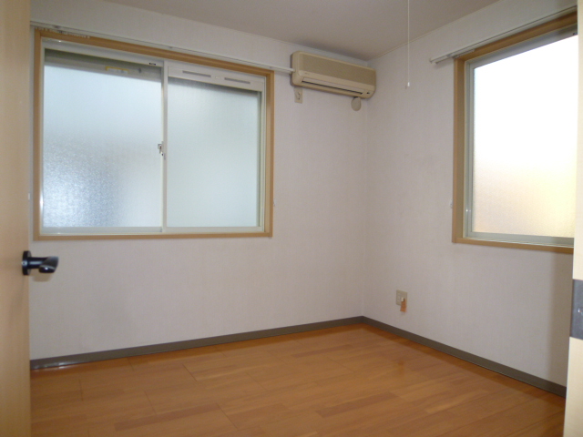 Other room space. Other image