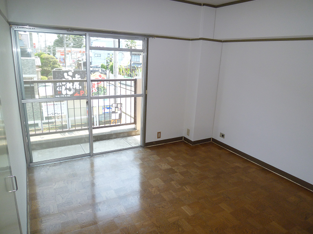 Living and room. South Western-style is a flooring! It is very bright rooms!