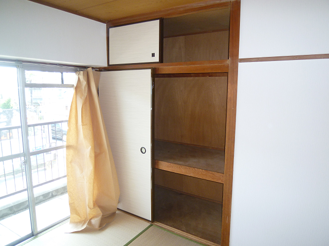 Receipt. There is storage closet plenty! It comes to upper closet!