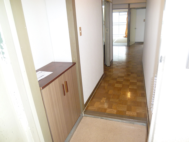 Entrance. Also recommended the room who children come with a small entrance stepped