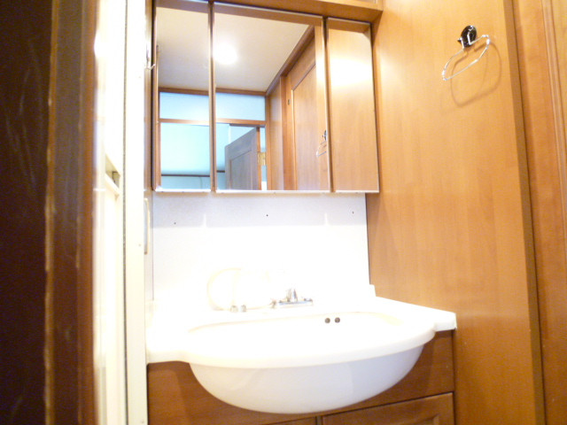 Washroom. It is the mirror is also easy to see next to the hair part in the three-sided mirror!