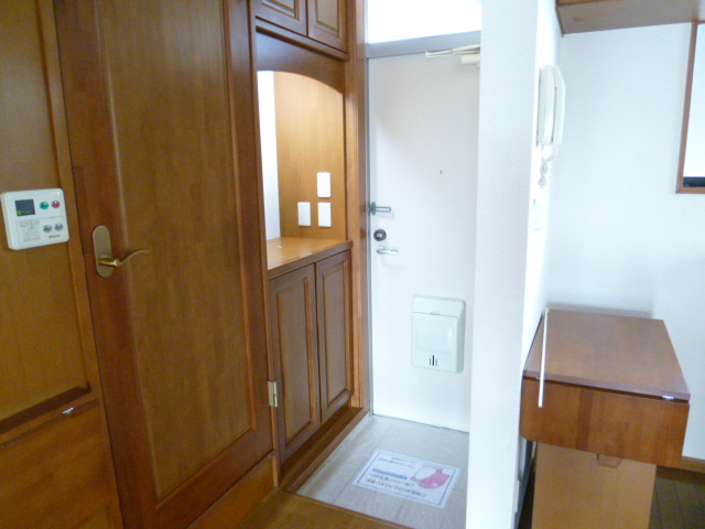 Entrance. It is convenient Tsuite also shoe box storage