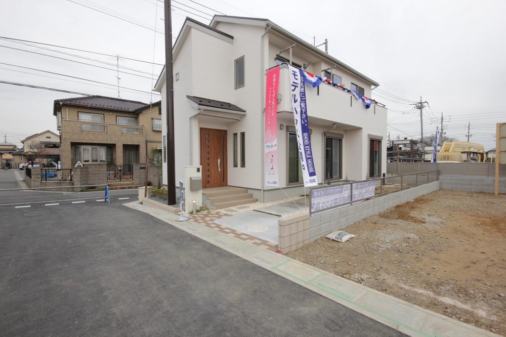 Local photos, including front road. A Building Local (February 2013) Shooting