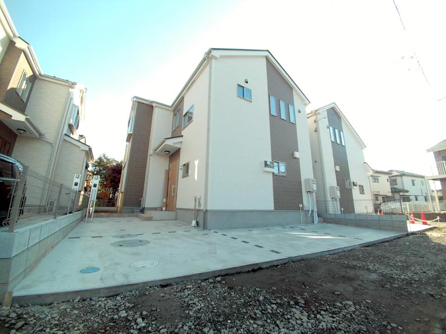 Local photos, including front road. We offer the same use the finished model house of this property. Please feel free to contact us.