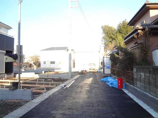 Local photos, including front road. Frontal road