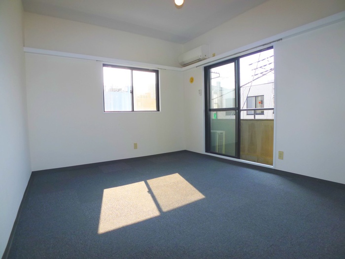 Living and room. Western-style 8 pledge