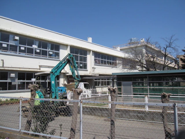 Primary school. 640m to the center Small (Elementary School)