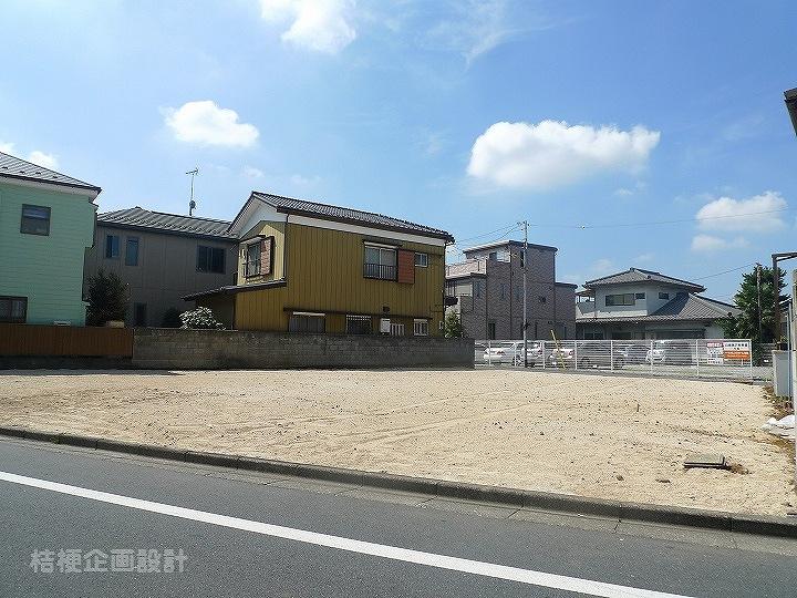 Local photos, including front road. All three compartment "Ageo Station" a 10-minute walk!
