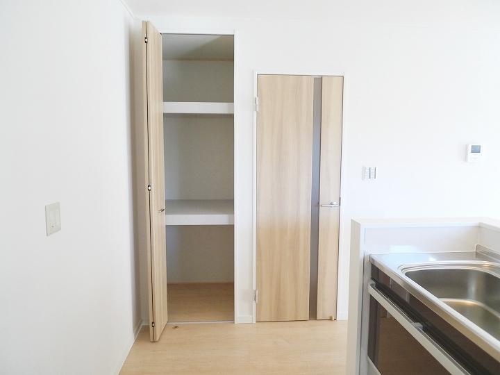 Building plan example (Perth ・ Introspection). Kitchen next to the convenient pantry (our example of construction)