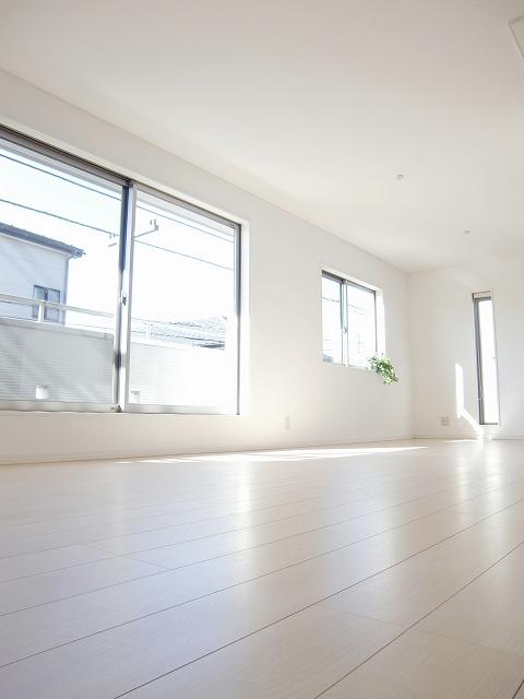 Building plan example (Perth ・ Introspection). Bright sunshine is inserted into living (our example of construction)