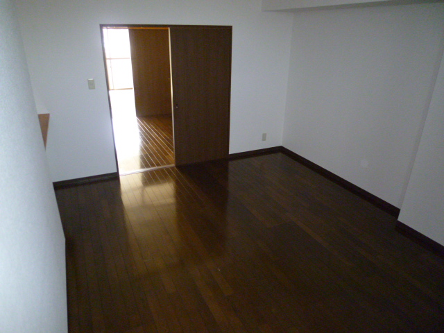 Living and room. By connecting a Japanese-style room to Asian taste of 1LDK