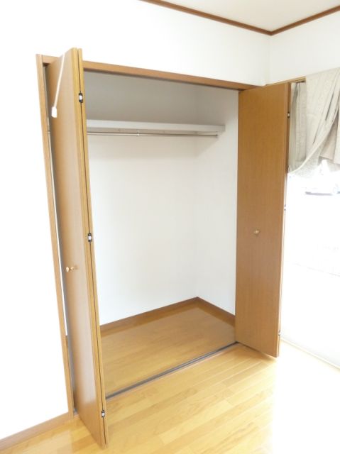 Receipt. Large closet. It contains the lot of luggage.