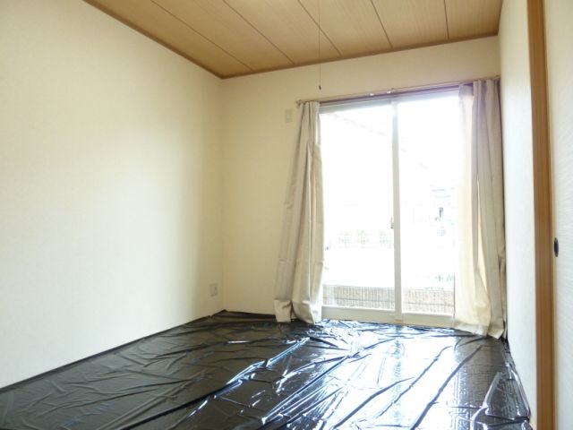 Living and room. It is settle tatami rooms. Sunny