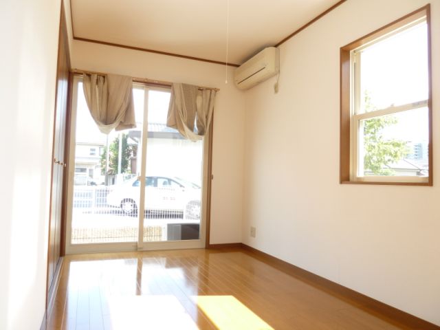 Living and room. Rooms clean flooring. Bright rooms because there is a two-way window