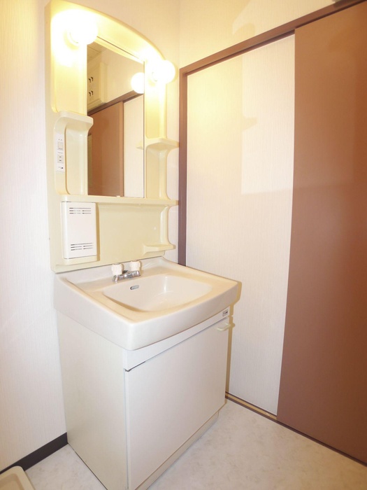 Washroom. Independent wash basin